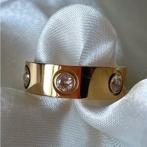 Elegant Gold Band with Crystal Accents - Size 6